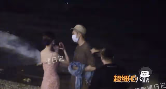 鍾楚曦深夜醉酒海邊嗨玩,穿露背長裙下水,與張雲龍拉扯關係成疑