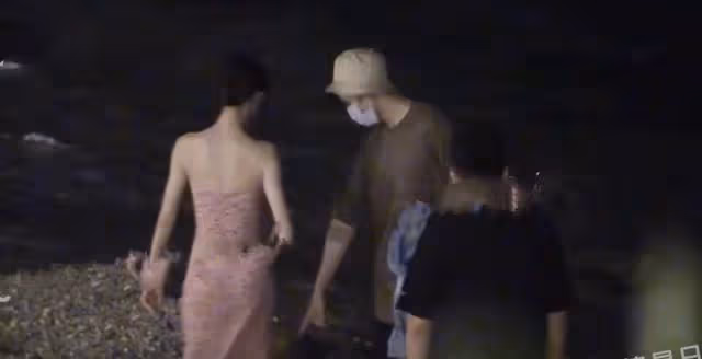 鍾楚曦深夜醉酒海邊嗨玩,穿露背長裙下水,與張雲龍拉扯關係成疑