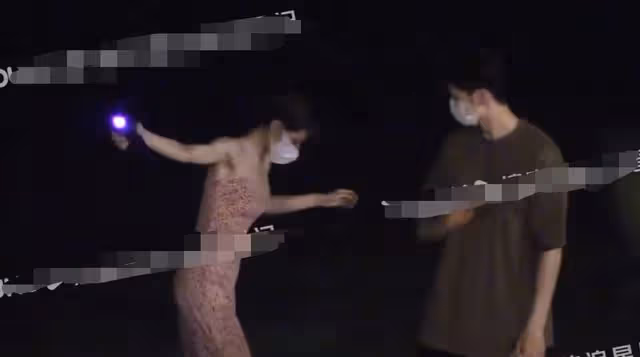鍾楚曦深夜醉酒海邊嗨玩,穿露背長裙下水,與張雲龍拉扯關係成疑