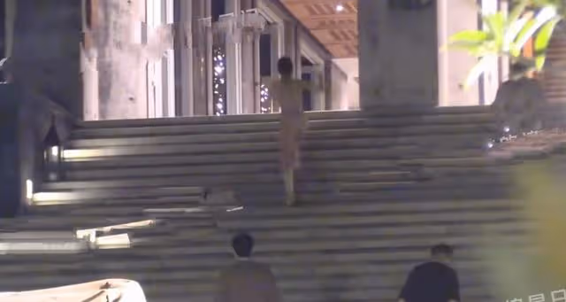 鍾楚曦深夜醉酒海邊嗨玩,穿露背長裙下水,與張雲龍拉扯關係成疑