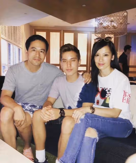 林熙蕾攜全家度假顏值逆齡,與富豪老公如隔代,倆女兒似媽顏值高