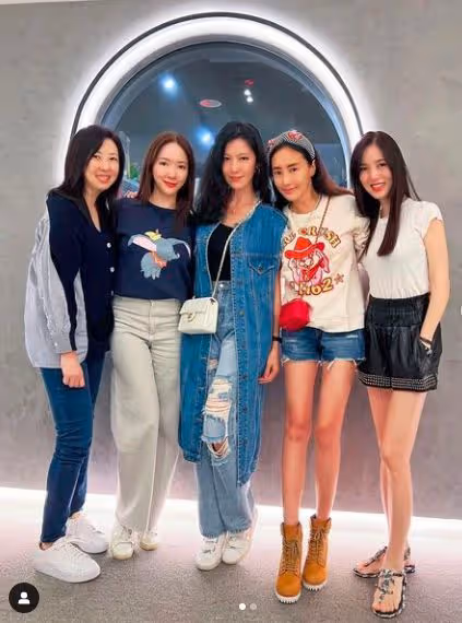 林熙蕾攜全家度假顏值逆齡,與富豪老公如隔代,倆女兒似媽顏值高