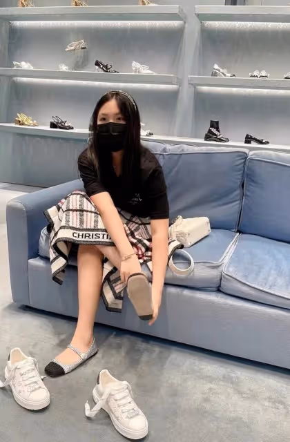 王詩齡穿超短裙打高爾夫,動作熟練氣質優雅,瘦身後大長腿吸睛