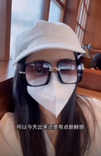 54歲伊能靜在紐約街頭逛夜市,大搖大擺無人識,住高檔酒店太精緻