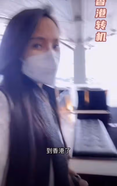 54歲伊能靜在紐約街頭逛夜市,大搖大擺無人識,住高檔酒店太精緻