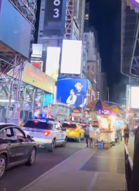 54歲伊能靜在紐約街頭逛夜市,大搖大擺無人識,住高檔酒店太精緻