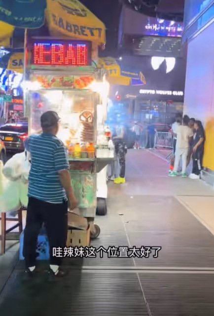54歲伊能靜在紐約街頭逛夜市,大搖大擺無人識,住高檔酒店太精緻