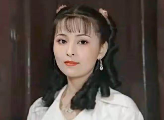 黃志忠與何音離婚11年後,一個孤苦伶仃,一個嫁許雲帆苦盡甘來