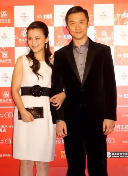 黃志忠與何音離婚11年後,一個孤苦伶仃,一個嫁許雲帆苦盡甘來