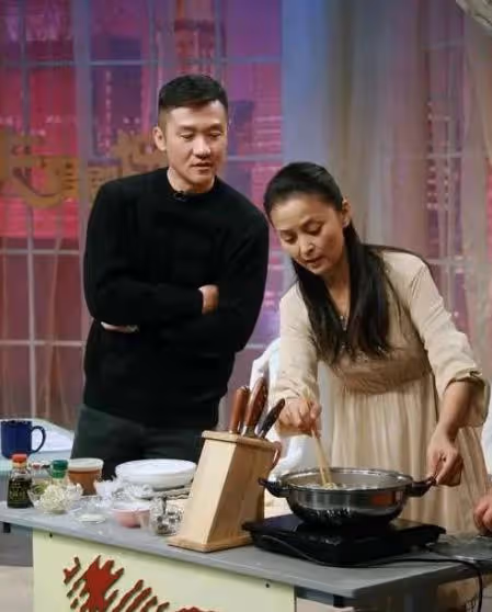 黃志忠與何音離婚11年後,一個孤苦伶仃,一個嫁許雲帆苦盡甘來