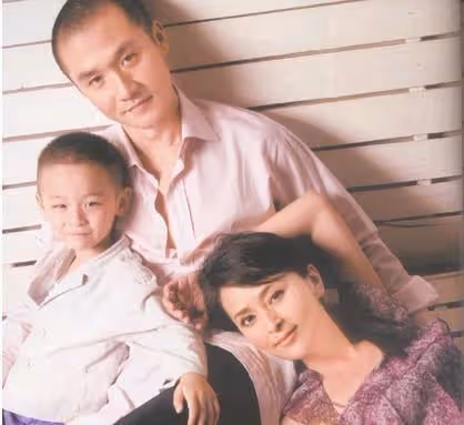 黃志忠與何音離婚11年後,一個孤苦伶仃,一個嫁許雲帆苦盡甘來
