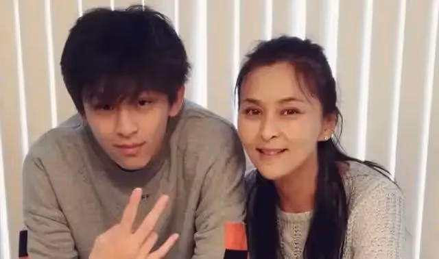 黃志忠與何音離婚11年後,一個孤苦伶仃,一個嫁許雲帆苦盡甘來