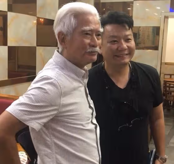 高雄和網友握手腕合影，眉毛鬍子已經花白：當年「霍元甲」太經典