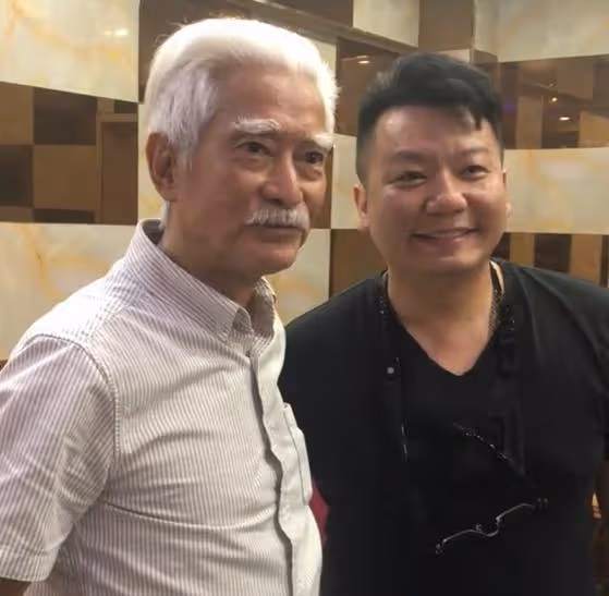 高雄和網友握手腕合影，眉毛鬍子已經花白：當年「霍元甲」太經典