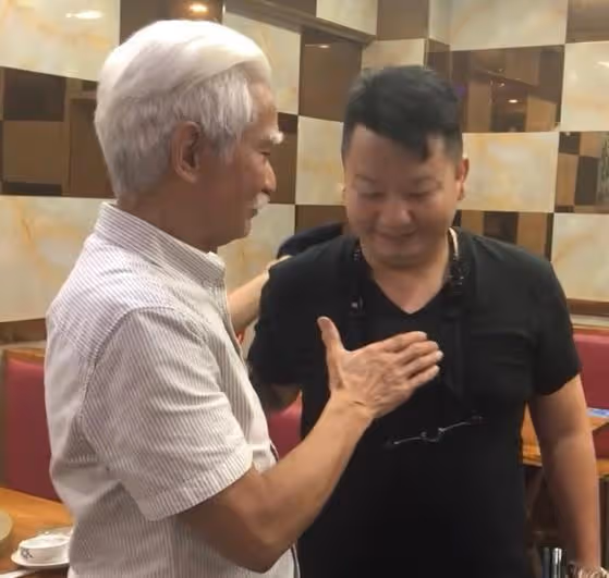 高雄和網友握手腕合影,眉毛鬍子已經花白:當年「霍元甲」太經典