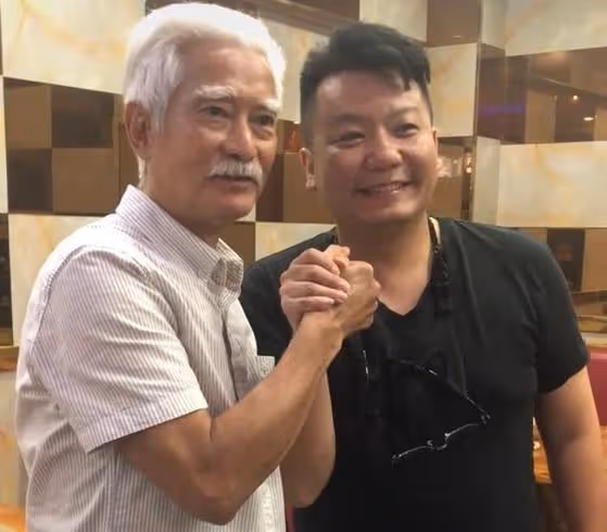 高雄和網友握手腕合影,眉毛鬍子已經花白:當年「霍元甲」太經典