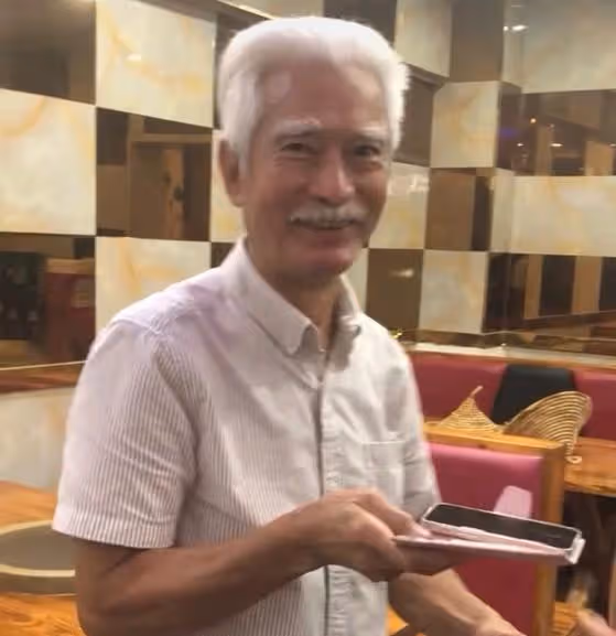 高雄和網友握手腕合影,眉毛鬍子已經花白:當年「霍元甲」太經典