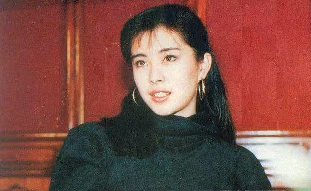 55歲王祖賢在溫哥華隱居16年，不工作不拍戲，住千萬豪宅「買打折商品」，離開感情束縛依舊幸福