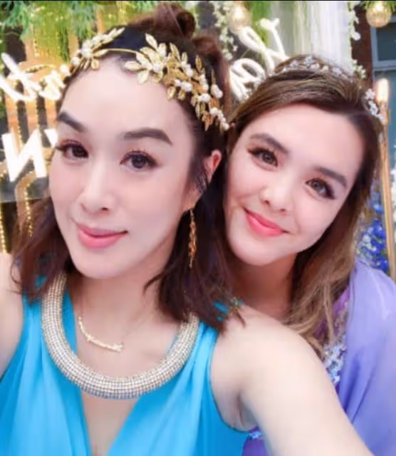 鐘麗緹24歲女兒張敏鈞曬日常!低領抹胸裝秀傲人身材,混血基因五官頗有異域風情,成熟不顯老態,曾獲華裔小姐亞軍
