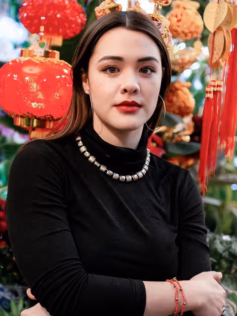 鐘麗緹24歲女兒張敏鈞曬日常!低領抹胸裝秀傲人身材,混血基因五官頗有異域風情,成熟不顯老態,曾獲華裔小姐亞軍