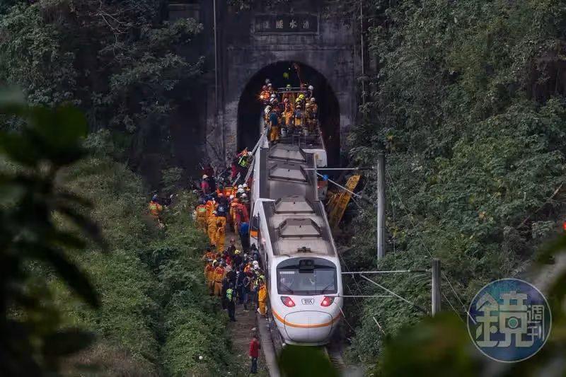 重回太魯閣事故車廂!罹難者媽媽「驚見女兒遺物」崩潰痛哭 鼻酸告白「最棒的母親節禮物」:心不空了