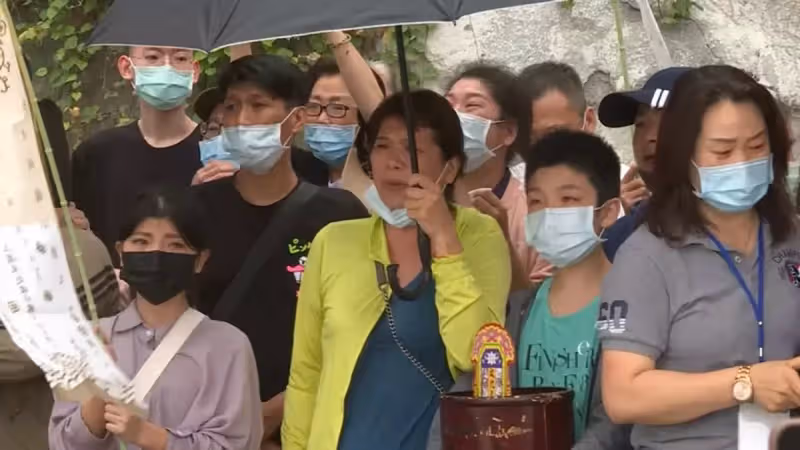 重回太魯閣事故車廂!罹難者媽媽「驚見女兒遺物」崩潰痛哭 鼻酸告白「最棒的母親節禮物」:心不空了