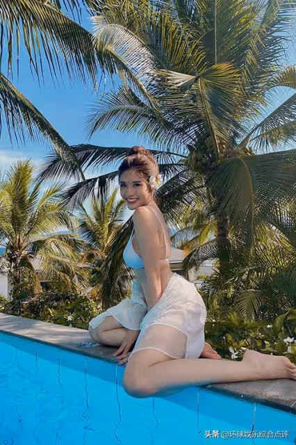 明星們在海灘上穿比基尼秀身材,將身材曲線展現得淋漓盡致