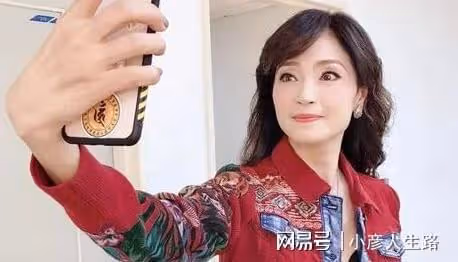 55歲還未婚未孕,把洋娃娃當「孩子」養的方季惟,藏著什麼秘密?