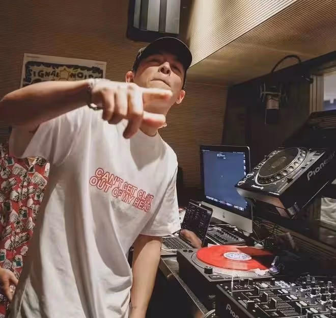 陳冠希回港商演人氣高!載歌載舞唱到臉紅,被一眾粉絲包圍要簽名