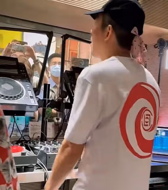 陳冠希回港商演人氣高!載歌載舞唱到臉紅,被一眾粉絲包圍要簽名