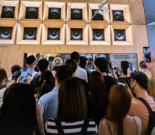 陳冠希回港商演人氣高!載歌載舞唱到臉紅,被一眾粉絲包圍要簽名