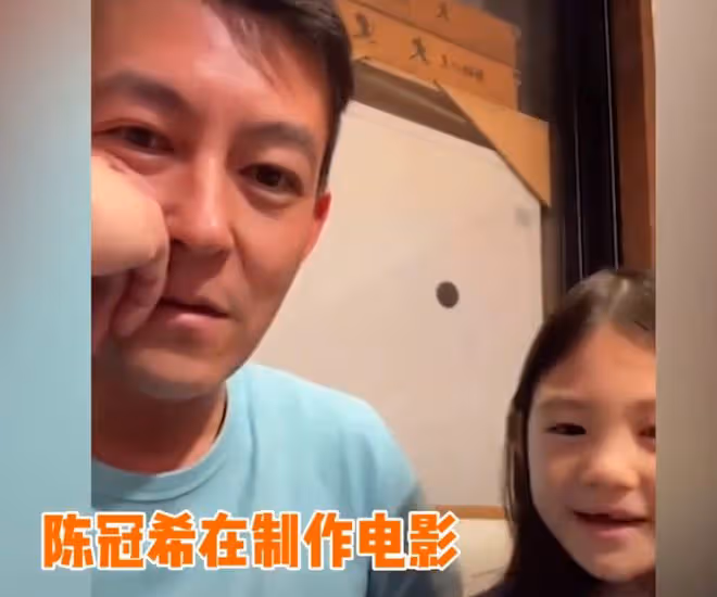 陳冠希回港商演人氣高!載歌載舞唱到臉紅,被一眾粉絲包圍要簽名