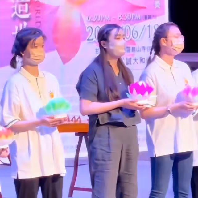 王祖賢息影后首度登台!捧蓮花燈獻唱恬靜優雅,定居國外潛心學佛