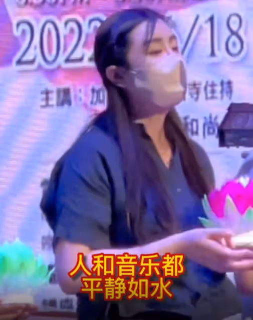 王祖賢息影后首度登台!捧蓮花燈獻唱恬靜優雅,定居國外潛心學佛