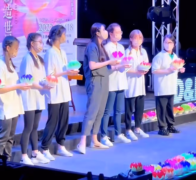 王祖賢息影后首度登台!捧蓮花燈獻唱恬靜優雅,定居國外潛心學佛