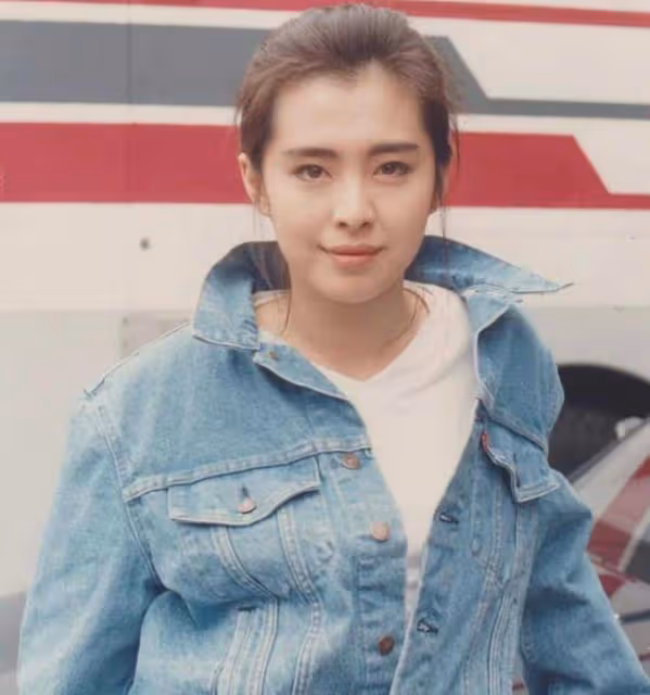 王祖賢息影后首度登台!捧蓮花燈獻唱恬靜優雅,定居國外潛心學佛