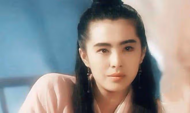 王祖賢息影后首度登台!捧蓮花燈獻唱恬靜優雅,定居國外潛心學佛