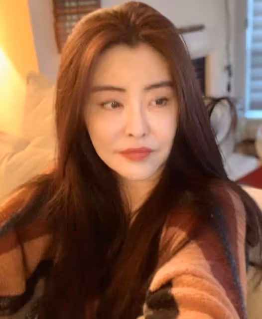 王祖賢息影后首度登台!捧蓮花燈獻唱恬靜優雅,定居國外潛心學佛