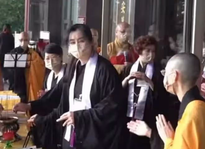 王祖賢息影后首度登台!捧蓮花燈獻唱恬靜優雅,定居國外潛心學佛
