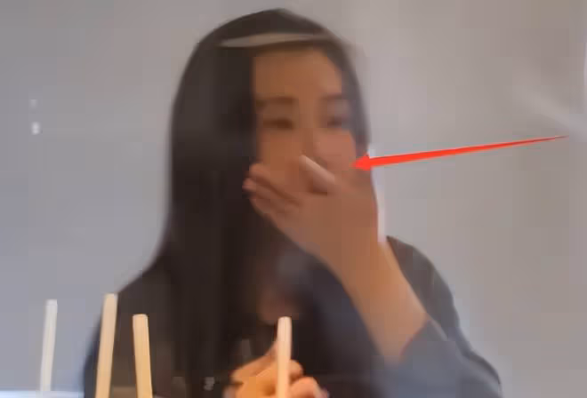 王祖賢息影后首度登台!捧蓮花燈獻唱恬靜優雅,定居國外潛心學佛