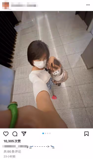 16歲黃多多帶弟弟妹妹旅行,戴5件配飾打扮太個性,艷麗美甲搶眼
