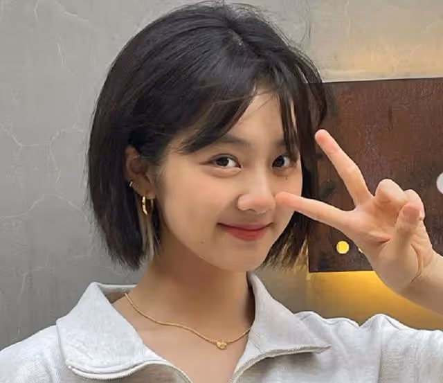 16歲黃多多帶弟弟妹妹旅行,戴5件配飾打扮太個性,艷麗美甲搶眼