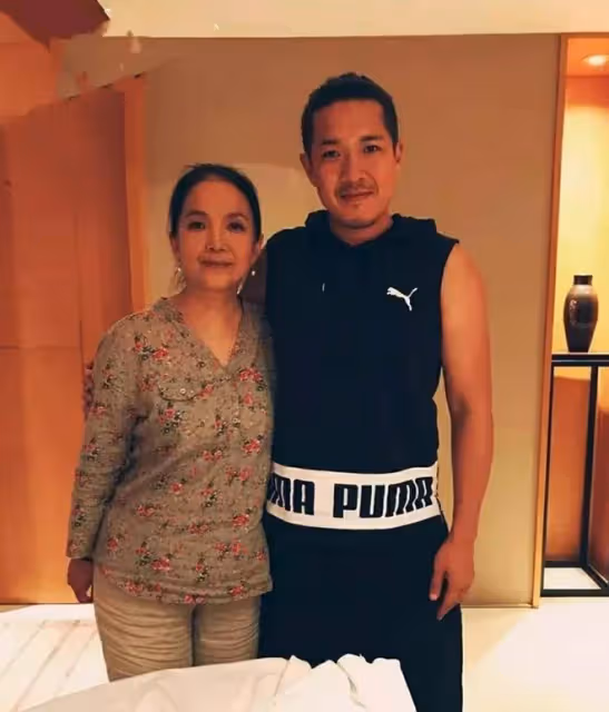 呂麗萍34歲兒子露面暴瘦,罕見提生父張豐毅,平日和繼父關係融洽