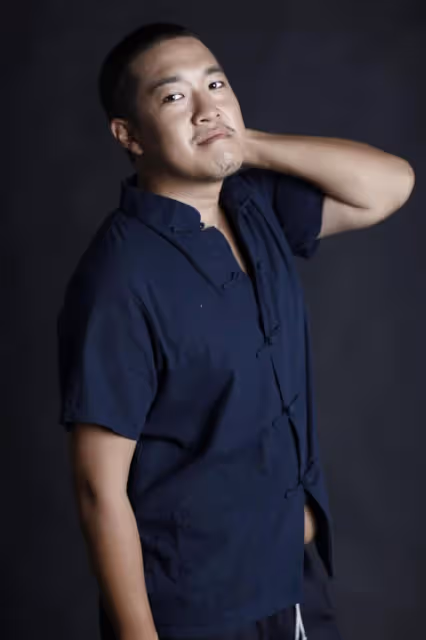 呂麗萍34歲兒子露面暴瘦,罕見提生父張豐毅,平日和繼父關係融洽