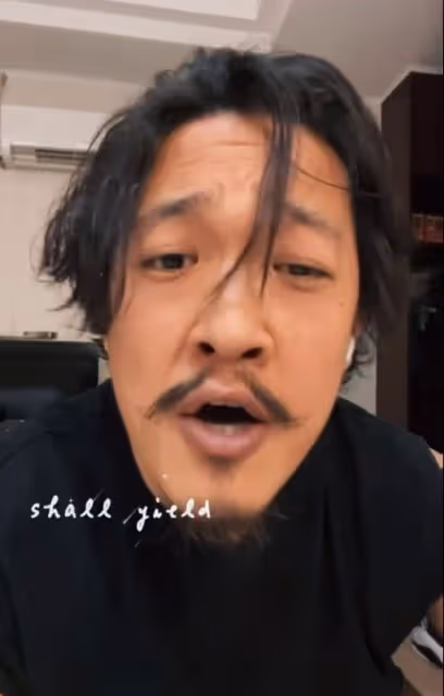 呂麗萍34歲兒子露面暴瘦,罕見提生父張豐毅,平日和繼父關係融洽