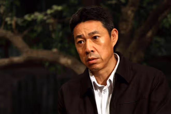 呂麗萍34歲兒子露面暴瘦,罕見提生父張豐毅,平日和繼父關係融洽