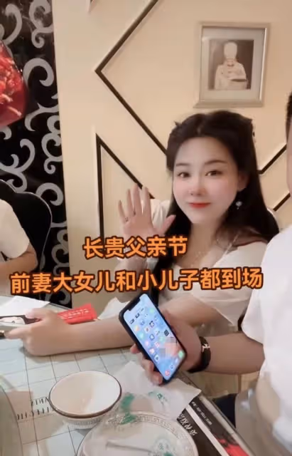 長貴一家四口外出吃大餐，妻子滿身奢侈品太吸睛，前妻女兒也現身