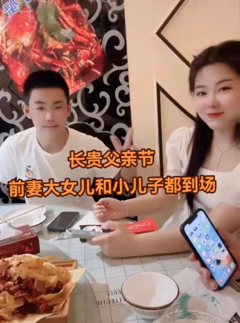 長貴一家四口外出吃大餐，妻子滿身奢侈品太吸睛，前妻女兒也現身