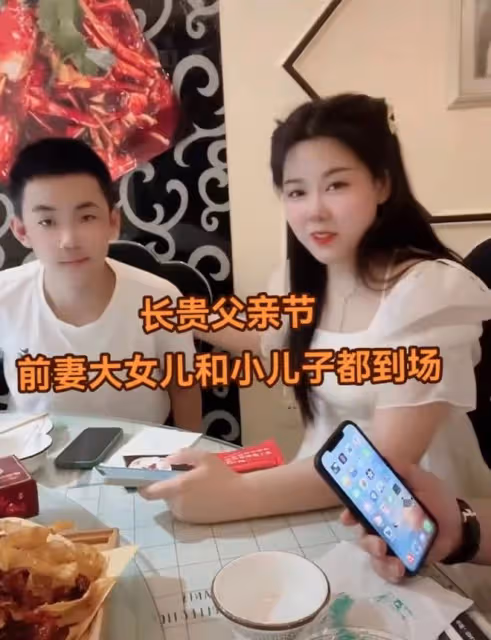 長貴一家四口外出吃大餐,妻子滿身奢侈品太吸睛,前妻女兒也現身