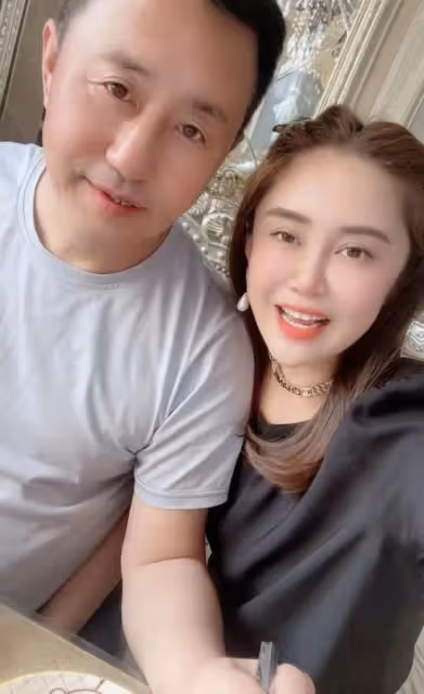 長貴一家四口外出吃大餐,妻子滿身奢侈品太吸睛,前妻女兒也現身